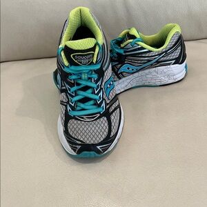 Saucony Athletic Shoes in Black, Blue, and Green. Size 8